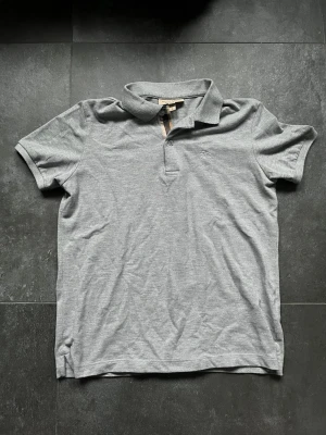 Burberry pike  - Tjena, säljer nu denna riktigt snygga och populära burberry piken i bra skick, använd ett par gånger, inga skador eller slitage finns, hör av er vid frågor och funderingar🙌🤝 