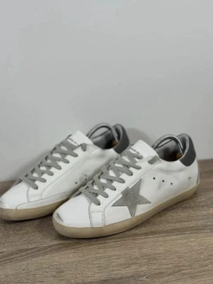 Vita Golden Goose  - Storlek 42, använda 15-20 gånger. Enda slitet är på hälen, fråga om bild på de så skickar jag. Pris är inte hugget i sten. Hör av er vid minsta funderingar 