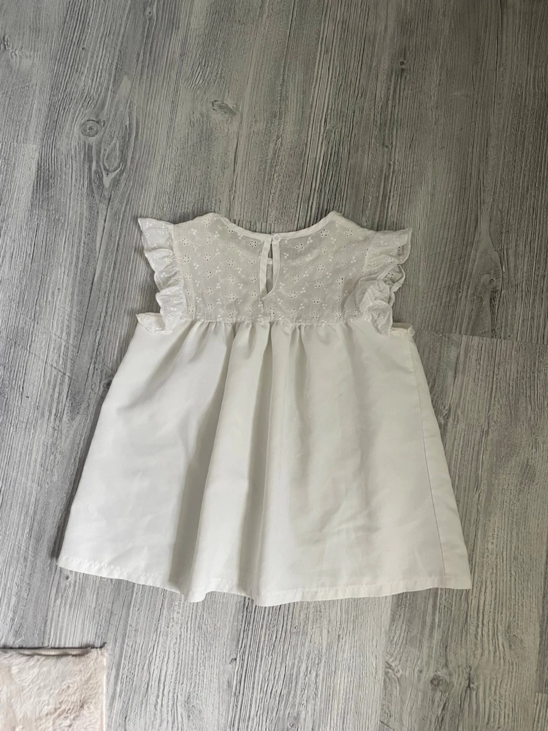 Vit blus med spetsdetaljer - 2