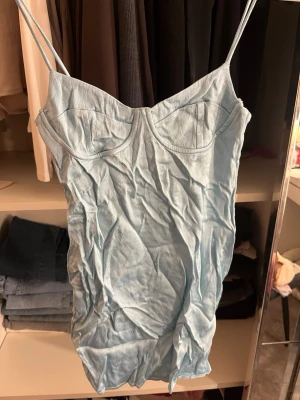 Ljusblå klänning från Zara - Ljusblå kort klänning från Zara, kommer strykas innan den skickas iväg😅💗