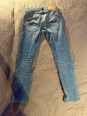 Nudie jeans - Nudie Jeans köpts på Jeansbolaget.      Storlek W27 L30. Använda bara några gånger. Skriv till mig om du har några funderingar 