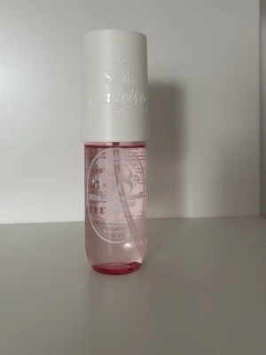 Sol de Janeiro 68 Perfume Mist (90 ml) - Fräsch face mist från Sol de Janeiro i en cylinderformad flaska med rosa transparent plast och vit kork. Flaskan har sprayfunktion och stilren design med tryckt text i vitt. Perfekt för att ge huden en uppfriskande doft och glow.