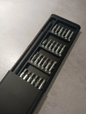 Svart precisionsskruvmejselset - Ett svart precisionsskruvmejselset med flera olika bits i metall, perfekt för småelektronik och hobbyprojekt. Setet kommer i ett smidigt fodral av plast och innehåller en mejsel samt många olika bits för olika skruvtyper.