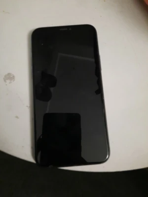 iPhone 11 Pro mörkgrå med trippelkamera - Säljer en mörkgrå iPhone 11 Pro med snygg, stilren design och rundade hörn. Baksidan har tre kameror och en matt finish i glas. Perfekt för dig som gillar Apple och vill ha en mobil med grym kamera och premiumkänsla.