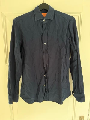 Mörkblå skjorta från Grigio - Köpt på Care of Carl för ett år sen. Knappt använd. Ny pris ca 1000 kr. Storlek 39 (M). Säljer då den är lite liten för mig. 