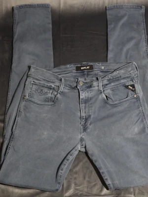 Replay jeans  - Replay denimjeans i klassisk blå färg, med mindre tecken på slitage.  ⭐️ Skick: 7/10 (Mindre tecken på slitage) 🎲 Storlek: 32 🎨 Färg: Grå 📦 Snabb och noggrann leverans.                                     Hör av dig vid funderingar mvh Melwin🙃🙌