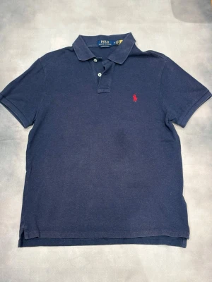 Mörkblå Ralph lauren pike - Mörkblå Ralph lauren pike | Storlek M | Mycket bra skick | Självklart äkta, köpt från Zalando | Hlr av er vid frågor
