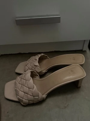 Beige/ljusrosa klackar  - Säljer ett par ljusrosa nästan beige färgade klackar med låg klack. Använda vid två tillfällen endast och är i storlek 38. 