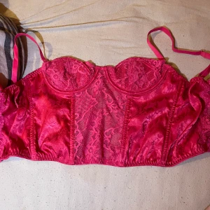 Korsett topp Victorias Secret - rosa korsett topp ifrån Victorias Secret, för liten för mig tyvärr.. står ingen storlek men skulle gissa på 32-34.