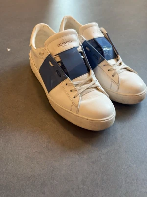  Valentino Open  - Valentino Opens, orginal sula, kuvert + extra snören finns med. Stora i storlek. Om ni har frågor så ställ dem! Tyvärr inget kvitto / box men garanterar äkthet. 