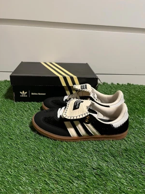 Adidas Wales Bonner svart/vit sneakers - Riktigt feta Adidas Wales Bonner, helt nya med box, priset kan diskuteras 
