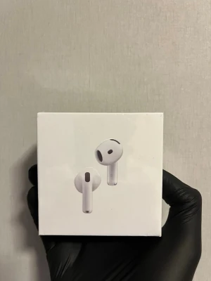 Apple AirPods 4 ANC trådlösa hörlurar - Säljer ett par Apple AirPods 4 med aktiv brusreducering (ANC). Hörlurarna är vita, har en stilren och kompakt design och levereras i originalförpackning. Perfekta för musik, samtal och gaming. Modellnummer A3057/A3059.