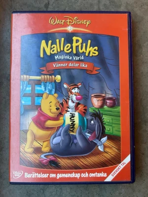 Nalle puhs magiska Värld DVD - Nalle Puhs Magiska Värld - Vänner Delar Lika. Speltid 50 minuter. Ljud: Dolby Digital 2.0. Bildformat: 1.33:1. Produktionsår: 2005.  Finns på språk: Svenska, Engelska, Danska, Norska, Finska   OBS!! skivorna är begagnade så det kan förekomma repor/hairlines på skivorna, men då jag kollar igenom alla filmer jag säljer garanterar jag att alla funkar felfritt om inget annat står! :)