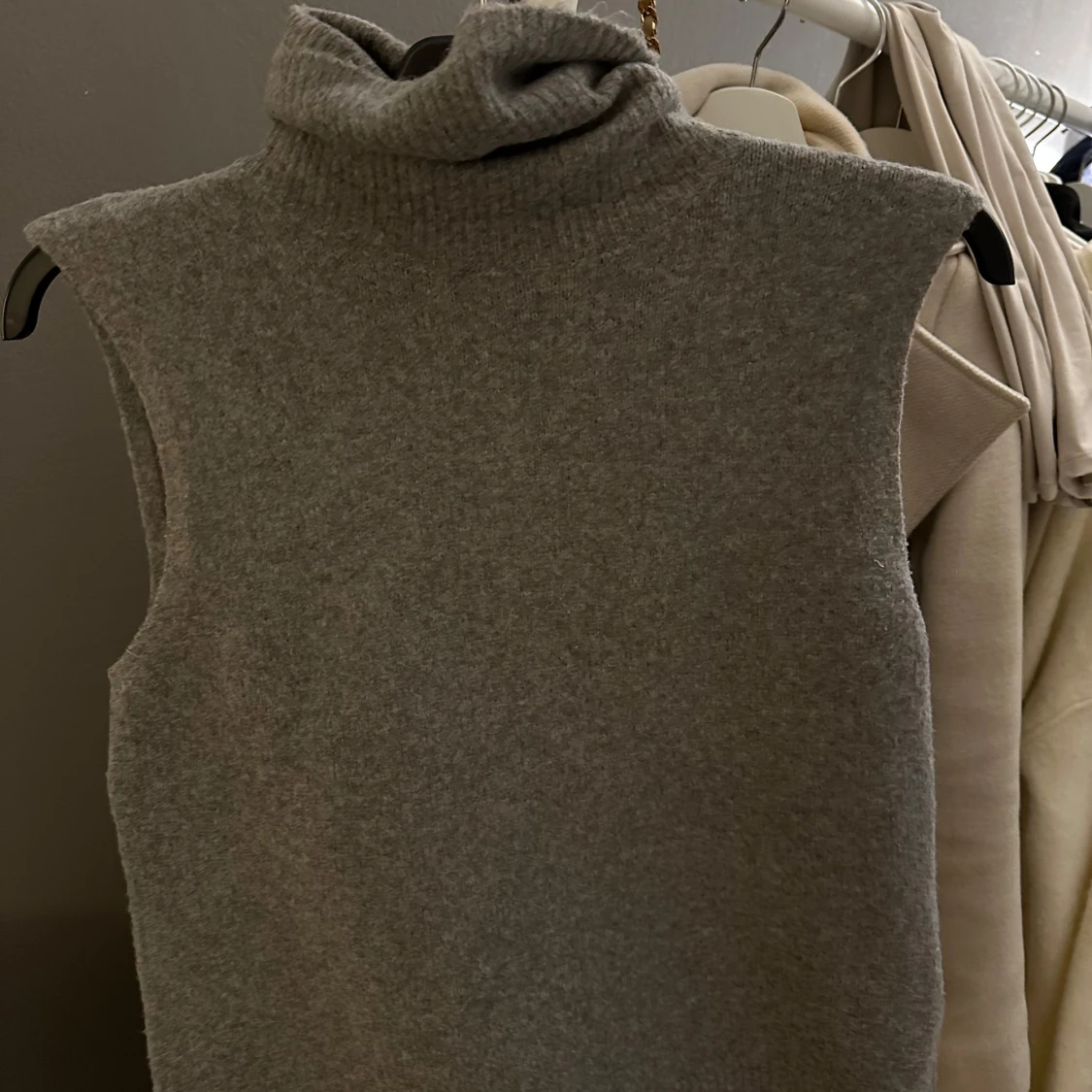 Grå stickad tröja med polokrage - 2