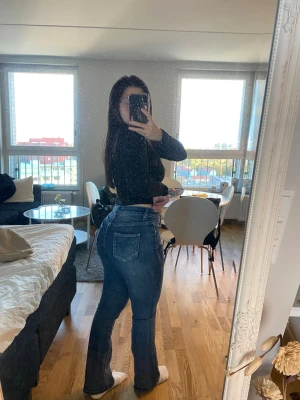 Mörkblå lågmidjade jeans i strl S - Lågmidjade jeans i strl. S i bra skick. Säljes pga att de ej kmr till användning längre. Kan fraktas eller mötas upp i Göteborg. Finns på fler sidor!