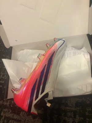Adidas X Speedportal (skruvdubbar) - Säljer nu mina helt oanvända f50 fotbollsskor (skruvdubbar) storlek 41 1/3.   Bättre pris kommer ni inte hitta!