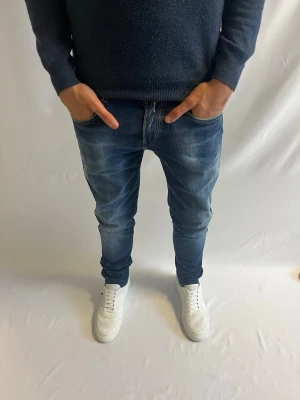 Replay Anbass  - Tja! Säljer nu dessa blå Replay Anbass.                     - storlek: 29/32 - pris: 499kr- mått: 37 cm midja och 100 cm längd -                                                     Hör gärna av er vid frågor eller intresse!