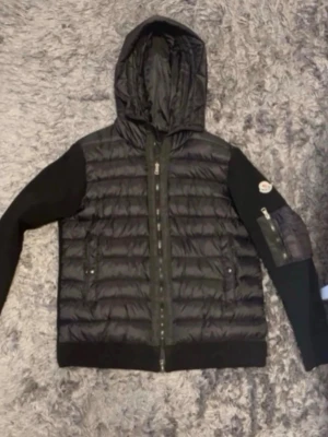 Moncler cardigan reserverad  - Reserverad …. Köp inte om den inte är till dig!