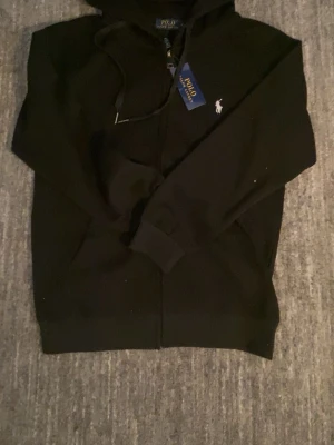  Polo Ralph Lauren zip hoodie - Svart Ralph lauren zip hoodie. Tröjan är helt ny och har en otrolig kvalité. Säljer för 439kr men priset kan diskuteras vid snabbaffär