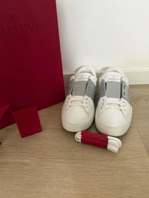 Valentino open dam - Säljer ett par opens i storlek 36 passar även 37  ny skick! Allt följer med som är på bilderna viket är väldigt bra inga defekter eller liknande på skorna lite på lådan men inget farligt 🤝🙏 kontakta vid frågor eller funderingar svarar snabbt ✅