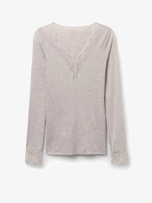 Ljusbeige topp med spetsdetaljer - Supersöt ljusbeige långärmad topp med v-ringning och spetsdetaljer både vid halsringningen och vid ärmsluten. Tillverkad i mjukt och tunt material som känns skönt mot huden. Perfekt att styla med jeans eller kjol för en trendig look.