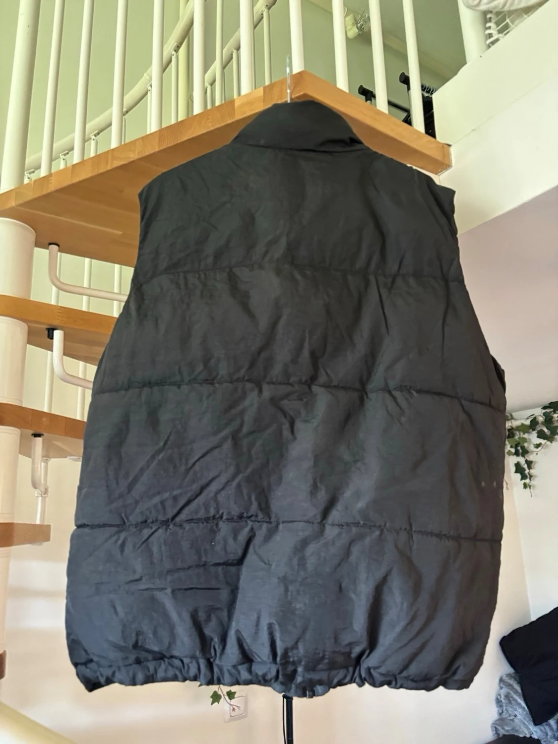 Svart dunväst med stora fickor - 1