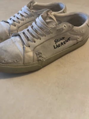 Saint Laurent skor - Saint Laurent skor. Klart tecken på användning. Man kan göra rent dom och fixa dom men det orkar inte jag. De är riktigt snygga skor som passar med allt