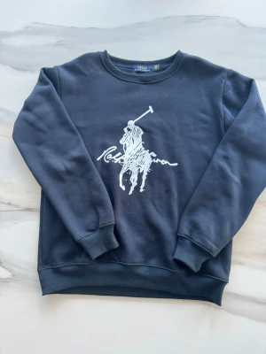 Ralp Lauren tjocktröja  - Mörkblå Ralph Lauren tjocktröja i storlek L, men passar även M! Kom vid funderingar!🤗