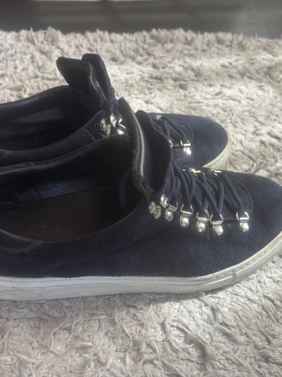 Mörkblå sneakers med mocka och metall - 3