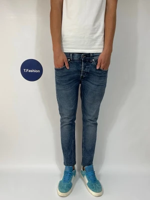 Dondup George Jeans - Säljer nu dessa Dondup George Jeans. Mått ca 38 o 93 cm, Modellen är ca 183 o väger 68 kg, skriv för fler bilder/frågor🙌🏼
