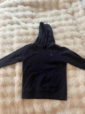 Mörkblå hoodie från Gant 