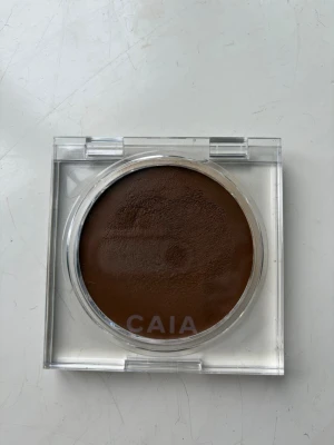 CAIA Soft Melt Bronzing Balm San Jose - Bronzer från CAIA i färgen San Jose. Konsistensen är krämig och färgen är en djup, varm brun ton som ger en solkysst look. Perfekt för att skulptera och ge glow till ansiktet. Använd endast EN gång. Från allergisäkrat hem:) Ärliga och snabba affärer uppskattas:)