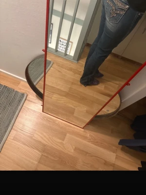 Mörkblå bootcut jeans rock revival - Säljer ett par mörkblå bootcut jeans med snygga slitningar och dekorativ brodyr på bakfickan. Jeansen har kontrastsömmar och klassisk femficksmodell. Perfekta för dig som gillar en avslappnad men ändå trendig stil. Nypris 2300kr. Pris går att diskutera❣️