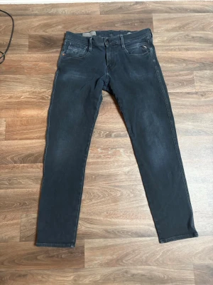 Mörkblå replay jeans - Snygga mörkblå slim fit jeans från replay med fem fickor. Jeansen har en något tvättad look och raka ben. Perfekta för dig som gillar en stilren och enkel look.