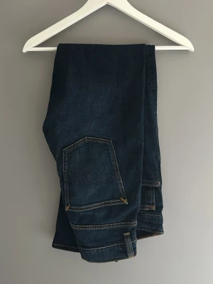 Nudie jeans - Nudie jeans mörkblåa. Slim fit. Storlek W32 L32. Använda två gånger. Väldigt bra skick. 