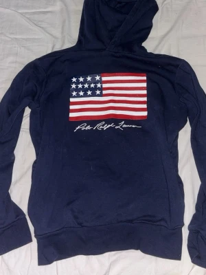 Mörkblå hoodie Polo Ralph Lauren - Säljer min Raulph Lauren hoodie som är för liten, knappt änvänd och ny skick. Skickas samma dag!
