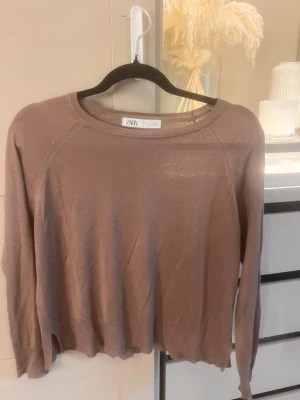 Brun tröja från Zara - Säljer min tröja från Zara som är perfekt o ha nu till höst, bra skick osv🤎