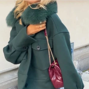 Meotine kappa med pälskrage - Meotine mörkgrön kappa från meotine i storlek s/m! Perfekt till alla årstider!! Skriv för fler bilder💚💚💚pris går att diskuteras!! Det saknas en knapp på ena ärmen & en okänd cirkel på ryggen!!! Nypris:3000 kr 