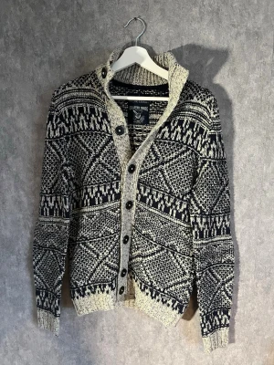 Cardigan med mönster  - Extremt snygg cardigan med mönster i storlek S. Slimfit
