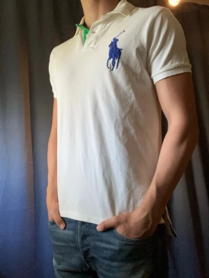 Ralph Lauren piké  - Säljer nu en sällsynt piké från Ralph Lauren!  Storlek: M                                                               Skick: 9/10!                                                            Nypris: 2000kr.                                                                Hör av er vid frågor o funderingar 🙌