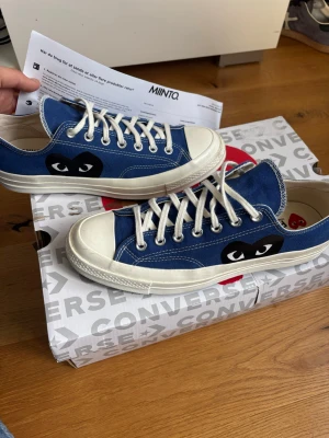Blå Converse x CDG Play sneakers - Hej 👋 skick 8/10 inga defekter. Självklart äkta och orderbekräftelse från miinto ingår, box ingår också. Frakt samma dag alltid‼️