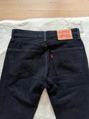 Svarta Levi's 505 jeans - Klassiska svarta Levi's 505 jeans med raka ben. Jättefina jeans som tyvärr inte passar längre💗☹️