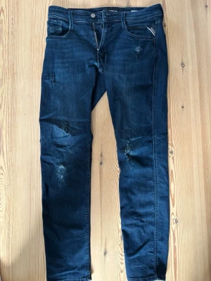 Replay jeans  - Snygga mörkblå jeans från Replay med slitningar. Modell Anbass slim fit 