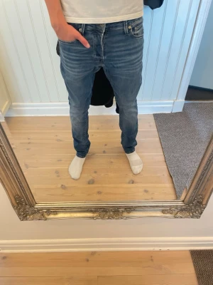 Jack&jones Glenn jeans - Ljusblå jack&jones Glenn jeans med snygga fades och slitningar. Slimfit. Modellen på bilden är 183, storlek 29/30. Hör av er vid funderingar!