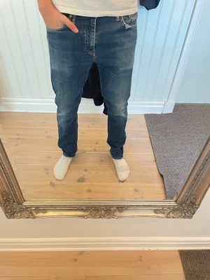 Levis 508 slim fit - Feta Levis 508 slim fit relaxed jeans med snygga slitningar och fades överallt. Modellen är 183, storlek 30/32 men passar oxå 29/32. Hör av er vid funderingar!