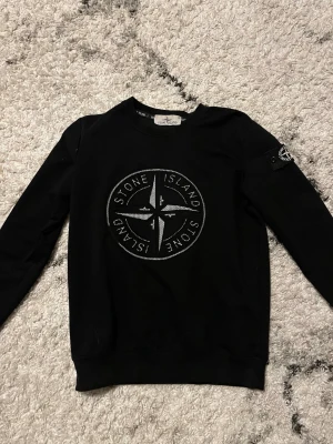 Stone Island Sweater - Super fin Stone Island sweater, använd lite då loggans vita färg är borta lite men inget störande, fortfarande super fin och sitter extremt bra på kroppen!     Kan gå ner i pris vid snabb köp
