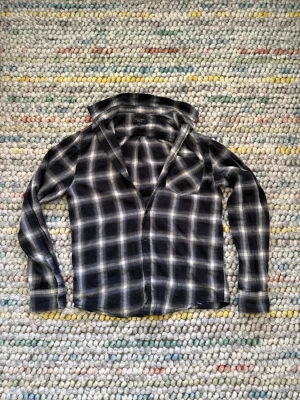 Flanell Skjorta - Snygg Svart, Grå och Vit flanell skjorta  • 100% ull • Svart/Grå/Vit • Lättmatchad • Mycket fint skick  📦 Skickas snabbt och välpackad!
