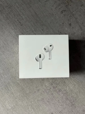 Vita trådlösa in-ear hörlurar - Snygga vita trådlösa in-ear hörlurar med stilren design och silikonproppar för bra passform. Kommer i en kompakt, vit förpackning. Perfekta för musik, poddar och samtal på språng.