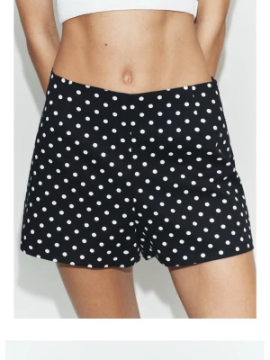 prickiga shorts - Snygga svarta shorts med vita prickar och hög midja. Köpta på zara och endast testade.
