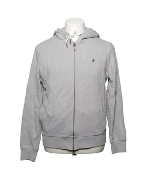 Morris Ljusgrå zip hoodie M - En stilren ljusgrå hoodie med dragkedja framtill och justerbar huva med snören.Storlek M.Hoodien har två fickor på sidorna och enliten broderad detalj på bröstet. Tillverkad i mjukt sweatshirtmaterial som är skönt att bära.